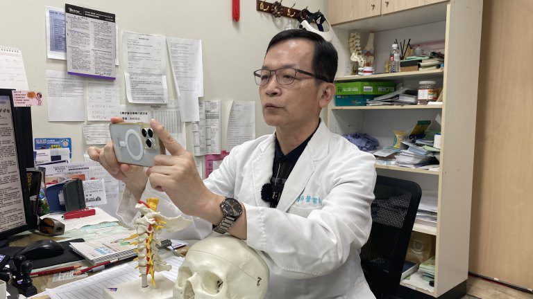20歲女長期滑手機頸椎提早老化 員榮醫提醒:別輕忽低頭對頸椎的傷害 20歲女長期滑手機頸椎提早老化 員榮醫提醒:別輕忽低頭對頸椎的傷害