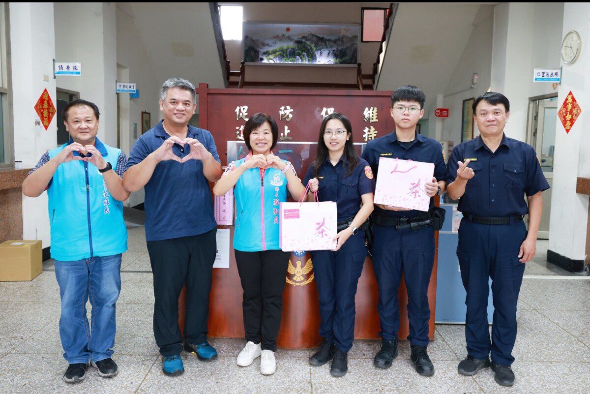 警員劉晏瑋、林瑞琪揪毒品通緝犯游淑貞鄉長感謝守護治安致贈破案茶