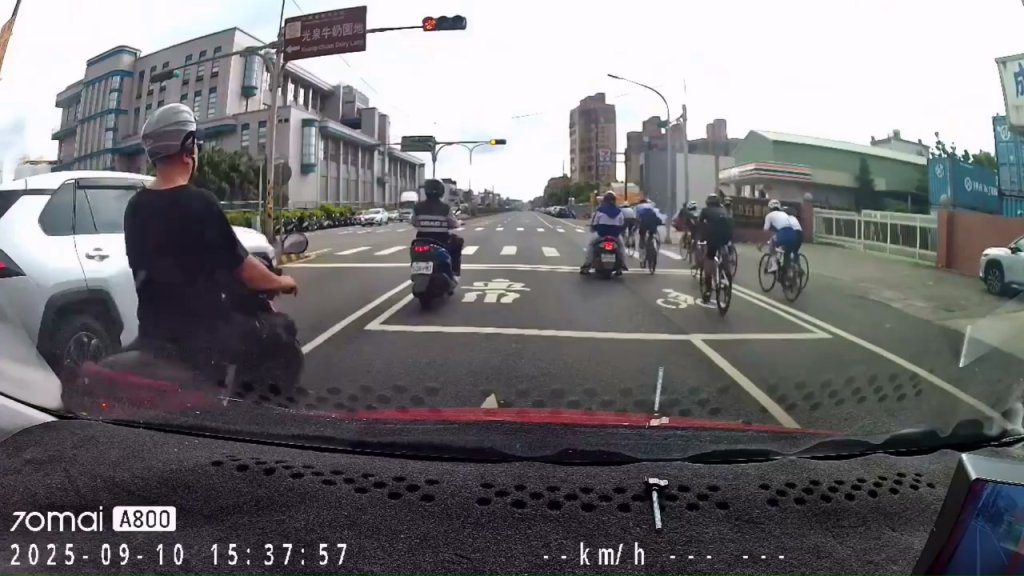 影／自行車隊集體闖紅燈！10多人無視衝過路口　網友酸：沒車牌不會被罰款