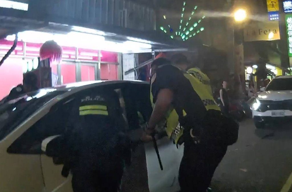 竹山警盤查違停車發現係侵占車　駕駛遭拉下車逮捕