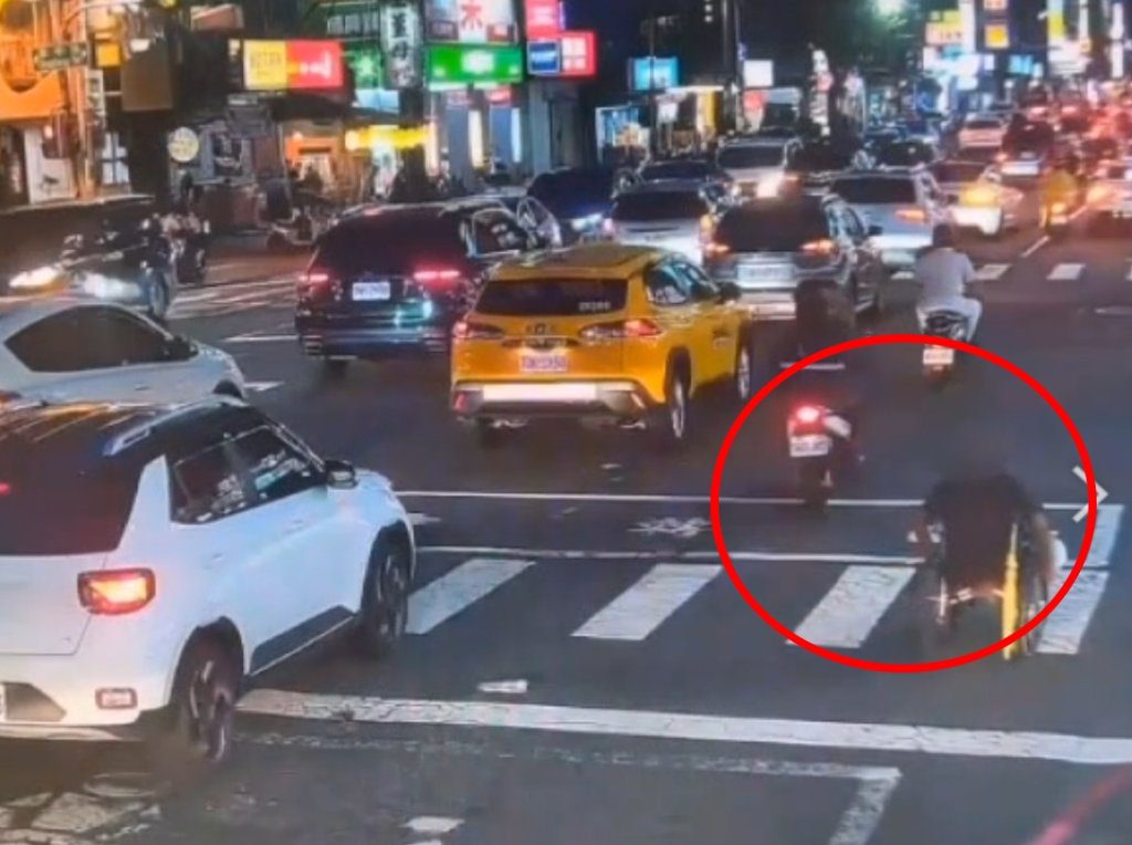 高雄三民區輪椅通行惹議！駕駛不讓、民眾喊「手動神主牌」 警方回應了