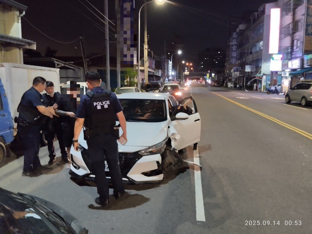 燈桿被撞斷！30歲男逆向失控　車內遭警搜出毒品