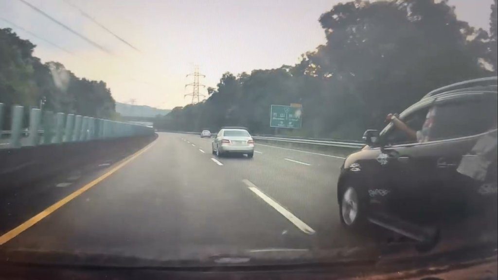 影／國3行車糾紛？駕駛狂飆追賓士開槍射擊　遭起底疑為上月彰化敲窗恐嚇男　