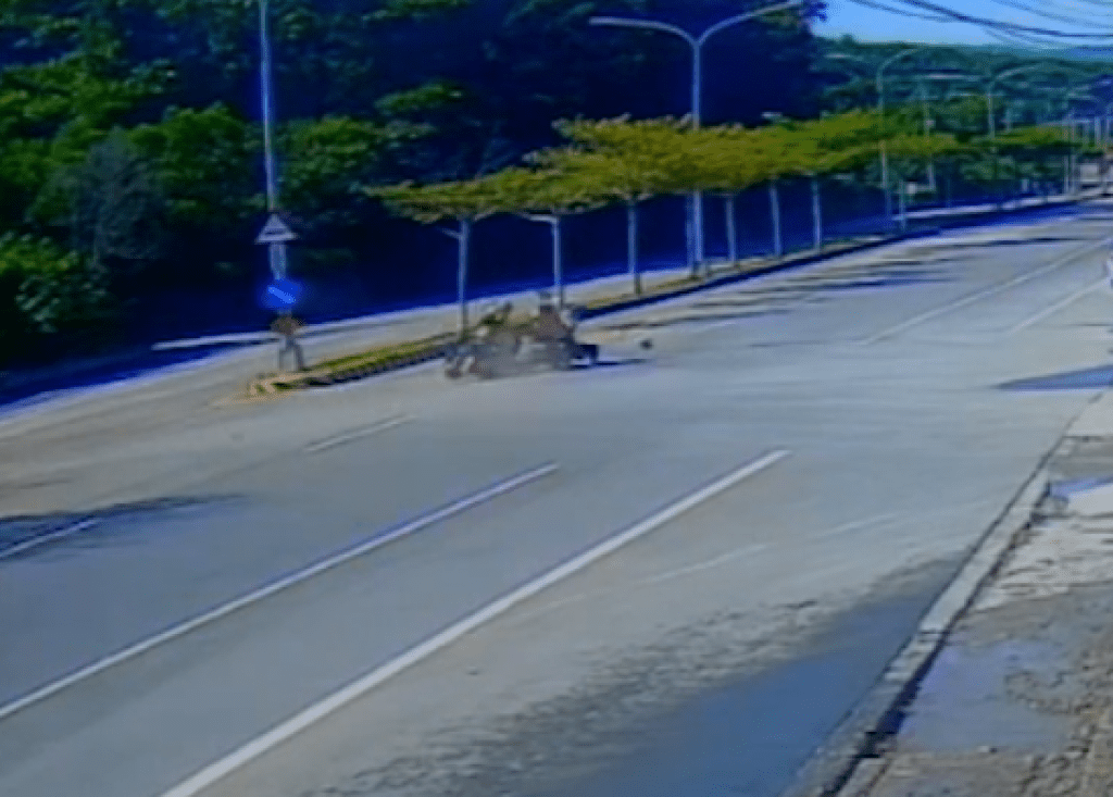 撞擊畫面曝光！ 　苗栗後龍婦人騎醫代步車被大型重機撞死