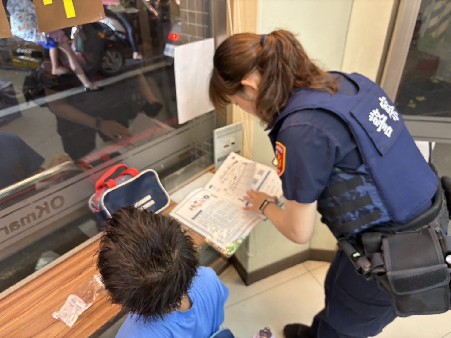 楊梅8歲童與母親走散 警靠「這1本」聯絡到家屬