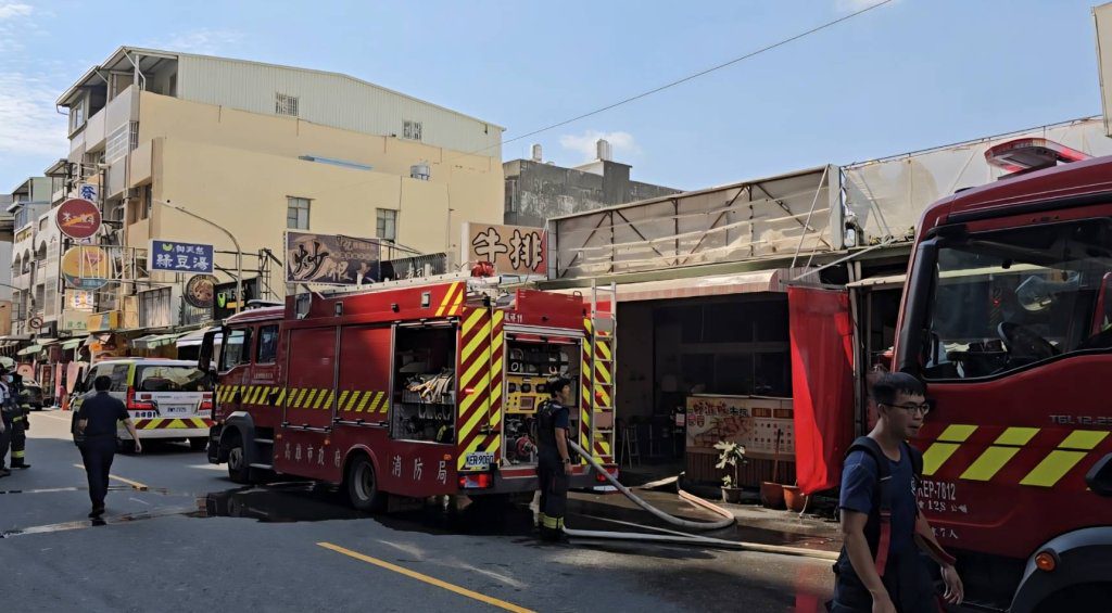 快訊／高雄老牌牛排店起火！排煙管狂竄黑煙