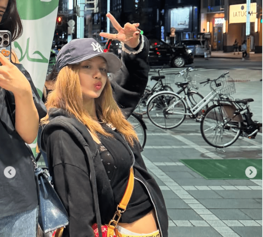 Lisa東京行曬新照　紅色LV包「掛上新寵」取代Labubu