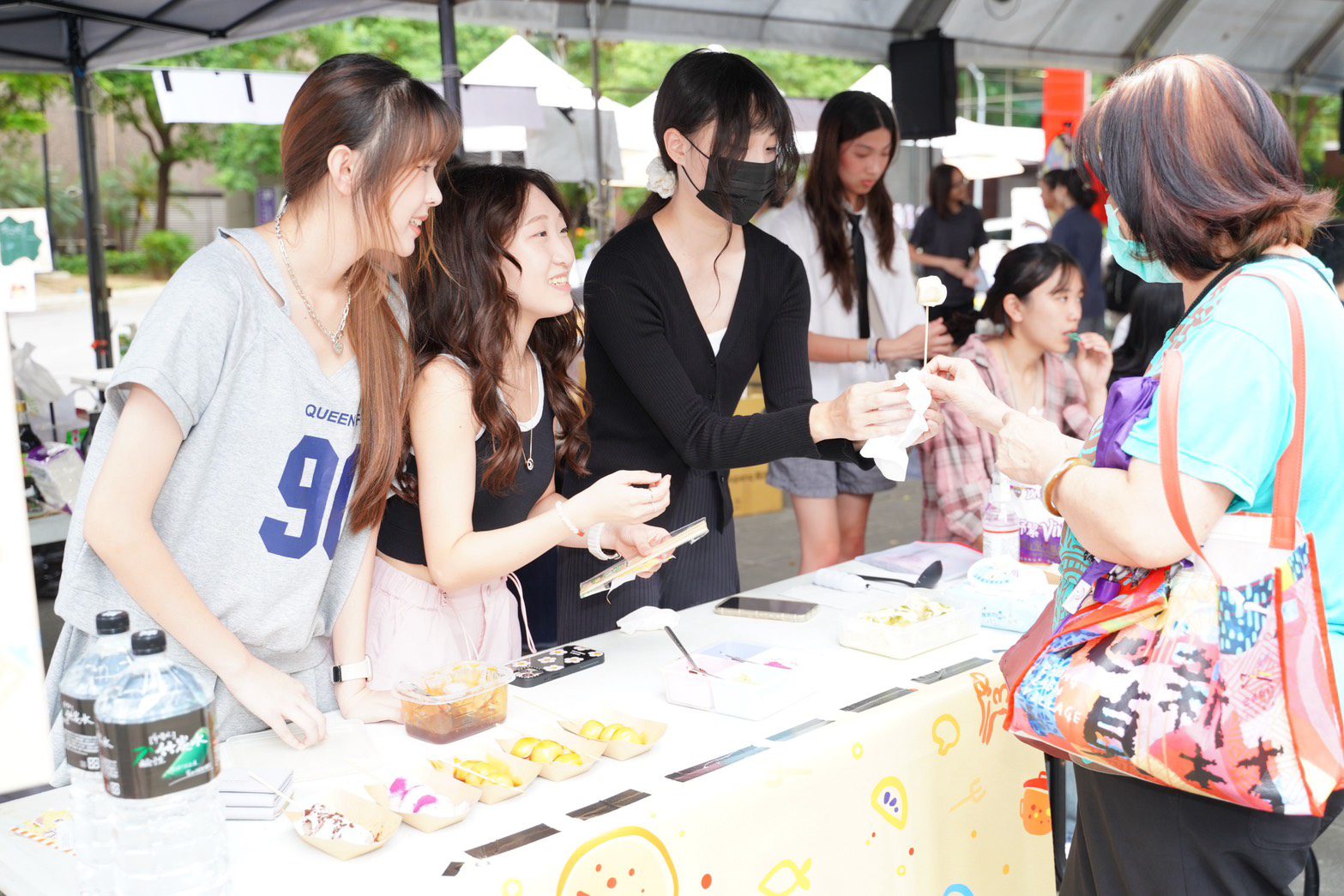 桃園青年局舉辦校園社團微市集 學生創意料理獲好評