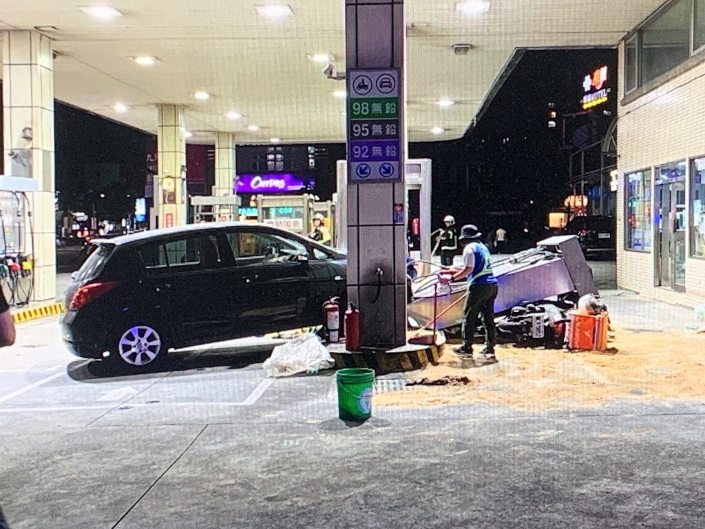 龜山加油站轎車爆衝撞倒加油機　另一側機車騎士慘遭壓頂