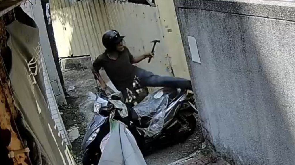 台南所長巷弄追人！歹徒拿榔頭襲警再狠咬　鄰居合力壓制