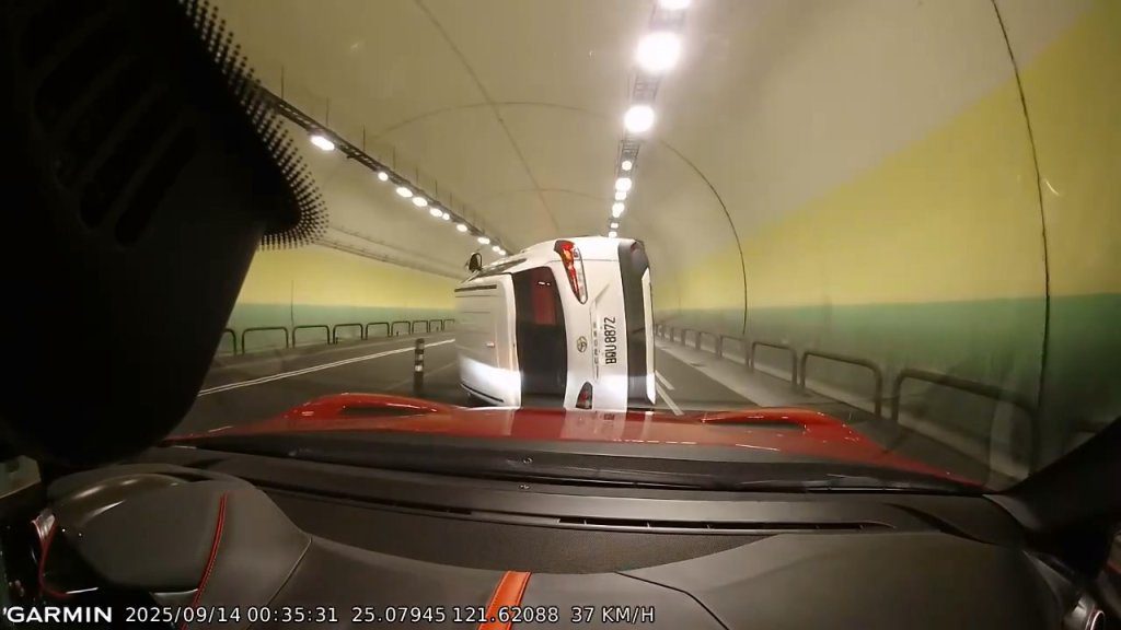 影／休旅車康樂隧道自撞90度側翻！後方法拉利急煞險衝撞　3人開車門爬出脫困