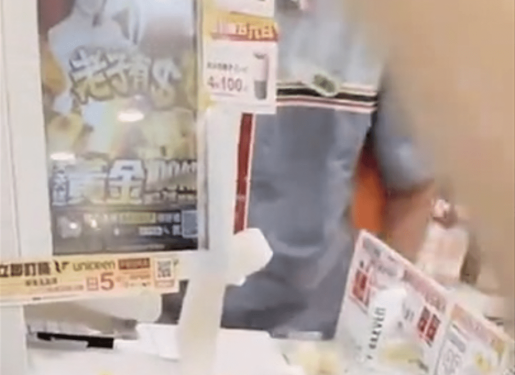 影／台中女大鬧超商！控被店員跟到場警員欺負　網友看影片傻眼：一直盧小小