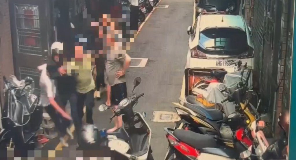 毒品、竊盜通緝犯探母遭鎖定　窄巷想跑「自撞鐵門」當母面遭壓落網