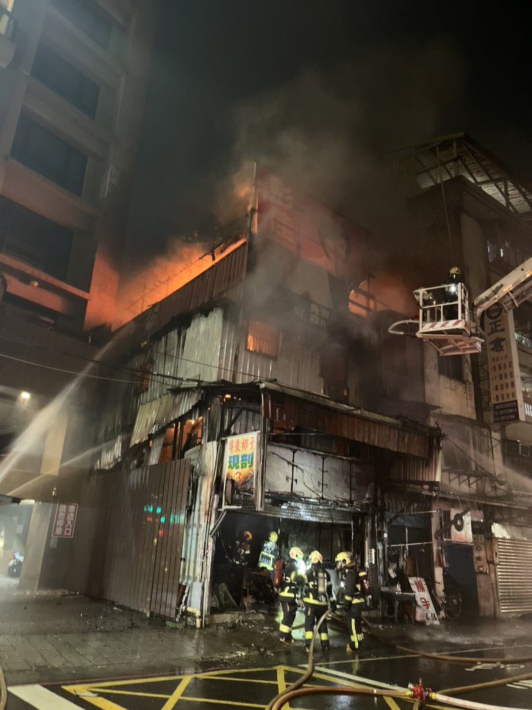 快訊／中興橋下建物大火　3層樓全陷火海…警消動員百人搶救