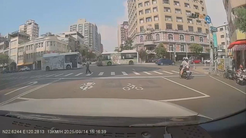 影／高雄騎士闖紅燈！無減速不禮讓行人　衝到路口被公車撞
