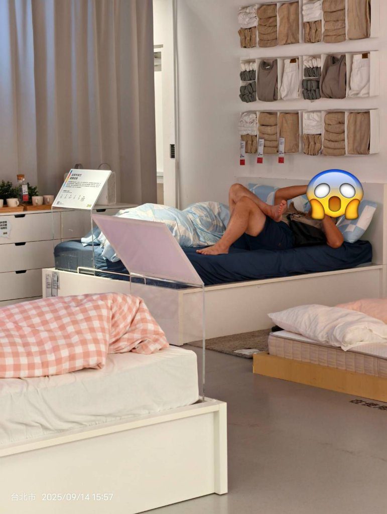 IKEA內湖驚現「野生睡客」 脫鞋躺床滑手機惹議