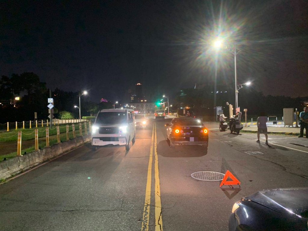 硬闖迴轉害慘！高雄男逆切車道　瞬間撞機車再波及小客車