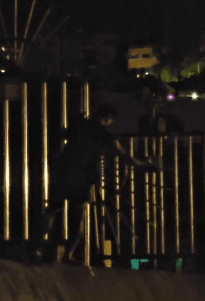 農曆七月夜！西子灣驚見男子拆鐵欄杆　民眾嚇喊「詭異」