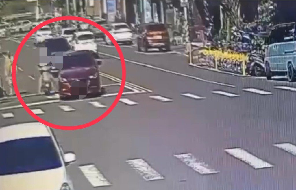 高雄裕誠路車禍！轎車右轉與機車相撞 女騎士四肢擦傷送醫