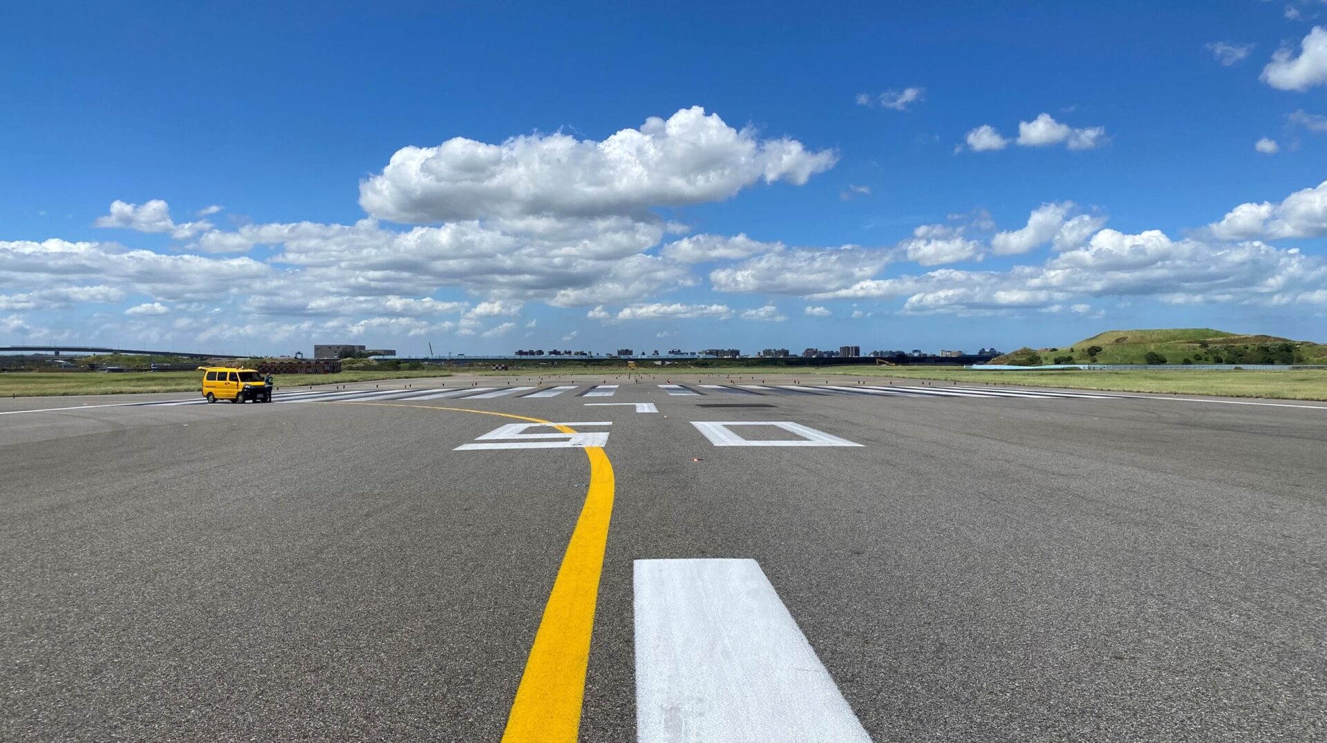 北跑道歲修維護作業啟動 桃園機場:不影響航班起降 北跑道歲修維護作業啟動 桃園機場:不影響航班起降