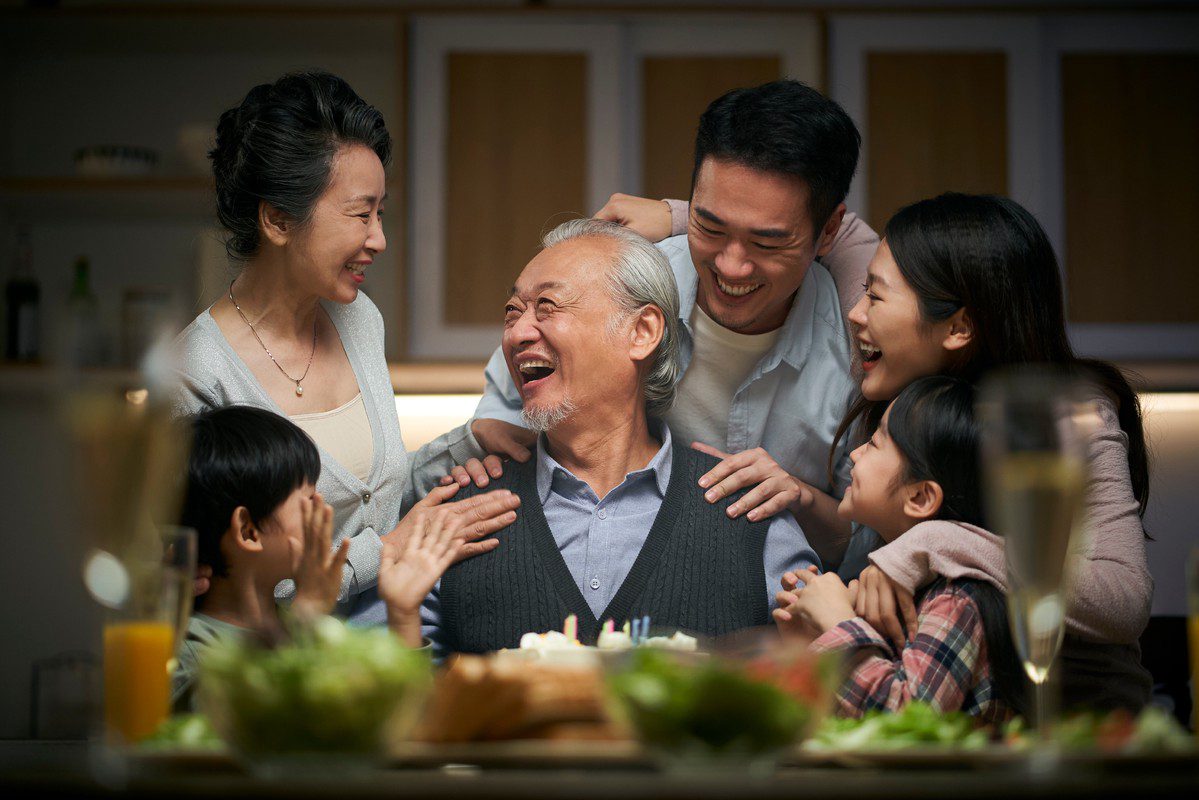 「陪爸媽多走幾步  就多一分安心」 白鶴生醫用心陪伴長輩的日常保養