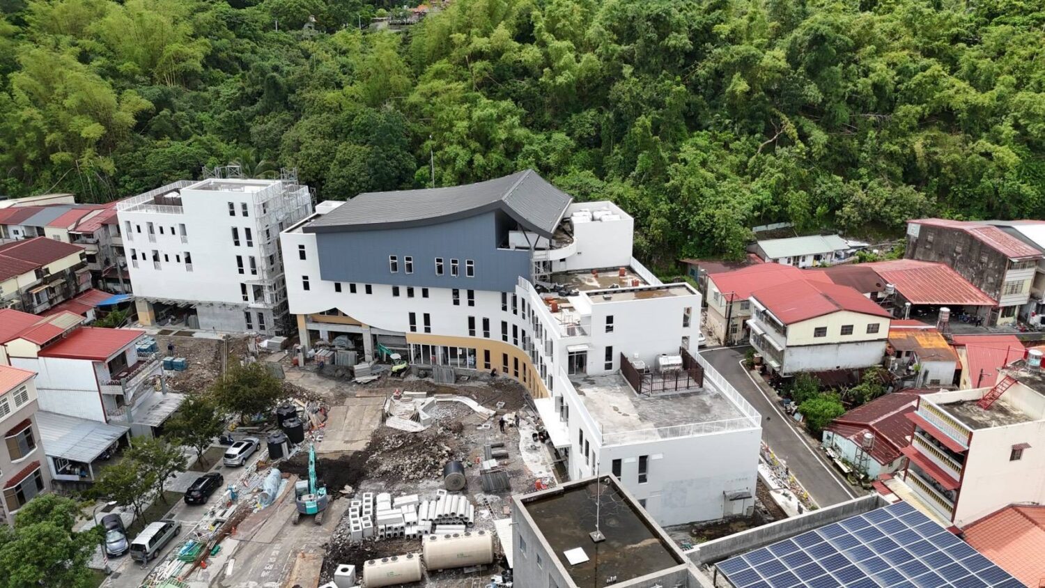 林欽榮副市長視察六龜新行政中心工程 預計115年第一季正式完工啟用 林欽榮副市長視察六龜新行政中心工程 預計115年第一季正式完工啟用