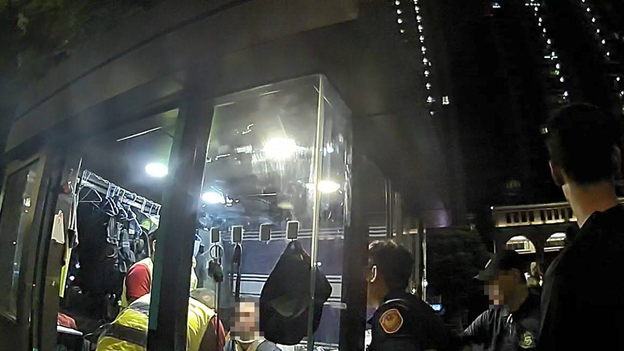 桃園醉男社區鬧事 踹門毆保全遭壓制逮捕