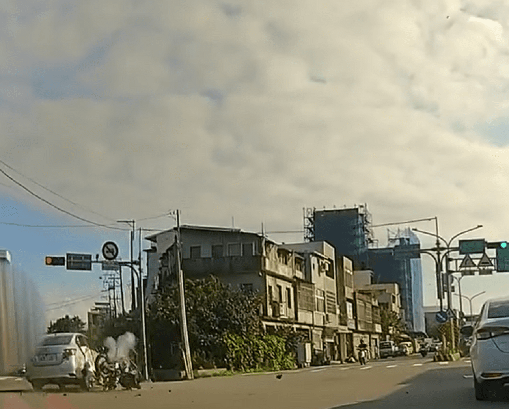 【有片】龍潭騎士遭轉彎汽車擊落 連人帶車噴飛