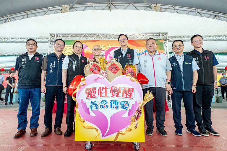 靈鷲山水陸空大法會　心道法師捐贈物資行善獲張善政肯定　