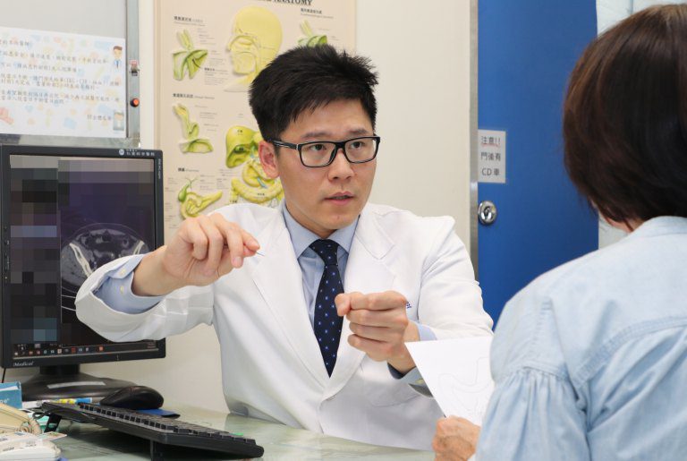 6旬婦陪夫健檢意外發現大腸癌 仁愛長庚醫達文西自然孔手術切除 6旬婦陪夫健檢意外發現大腸癌 仁愛長庚醫達文西自然孔手術切除