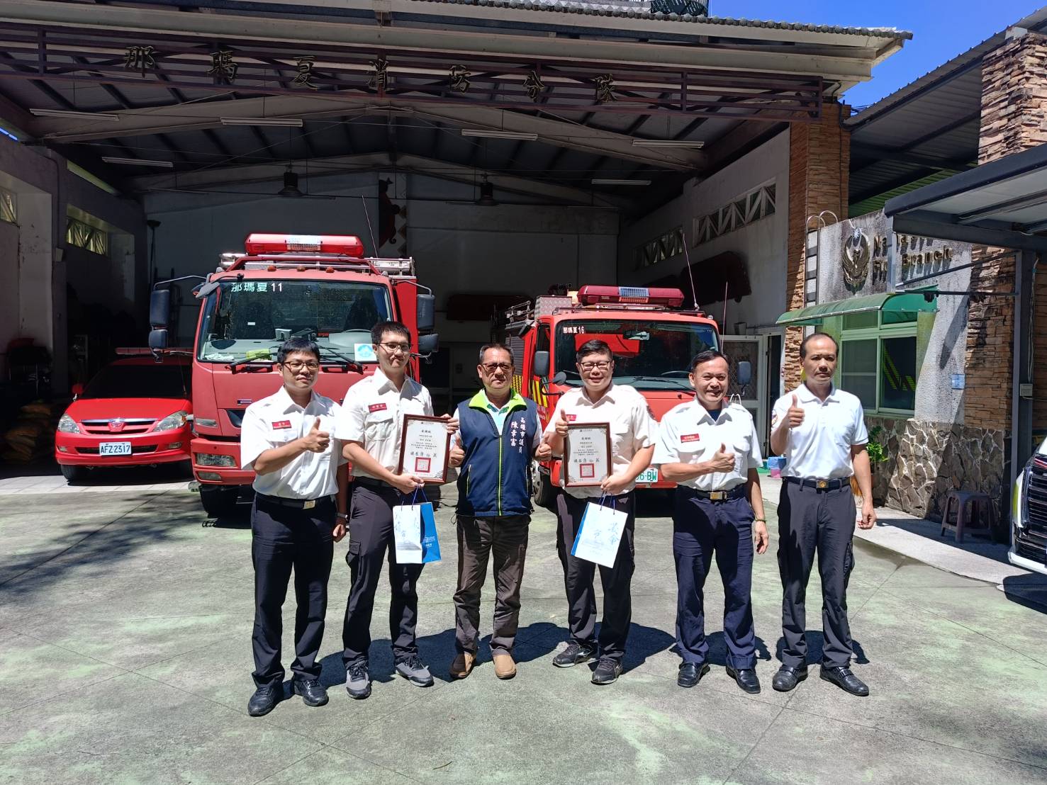 不畏風雨搬運病患展現使命感 那瑪夏消防英雄受市議會表揚 不畏風雨搬運病患展現使命感 那瑪夏消防英雄受市議會表揚