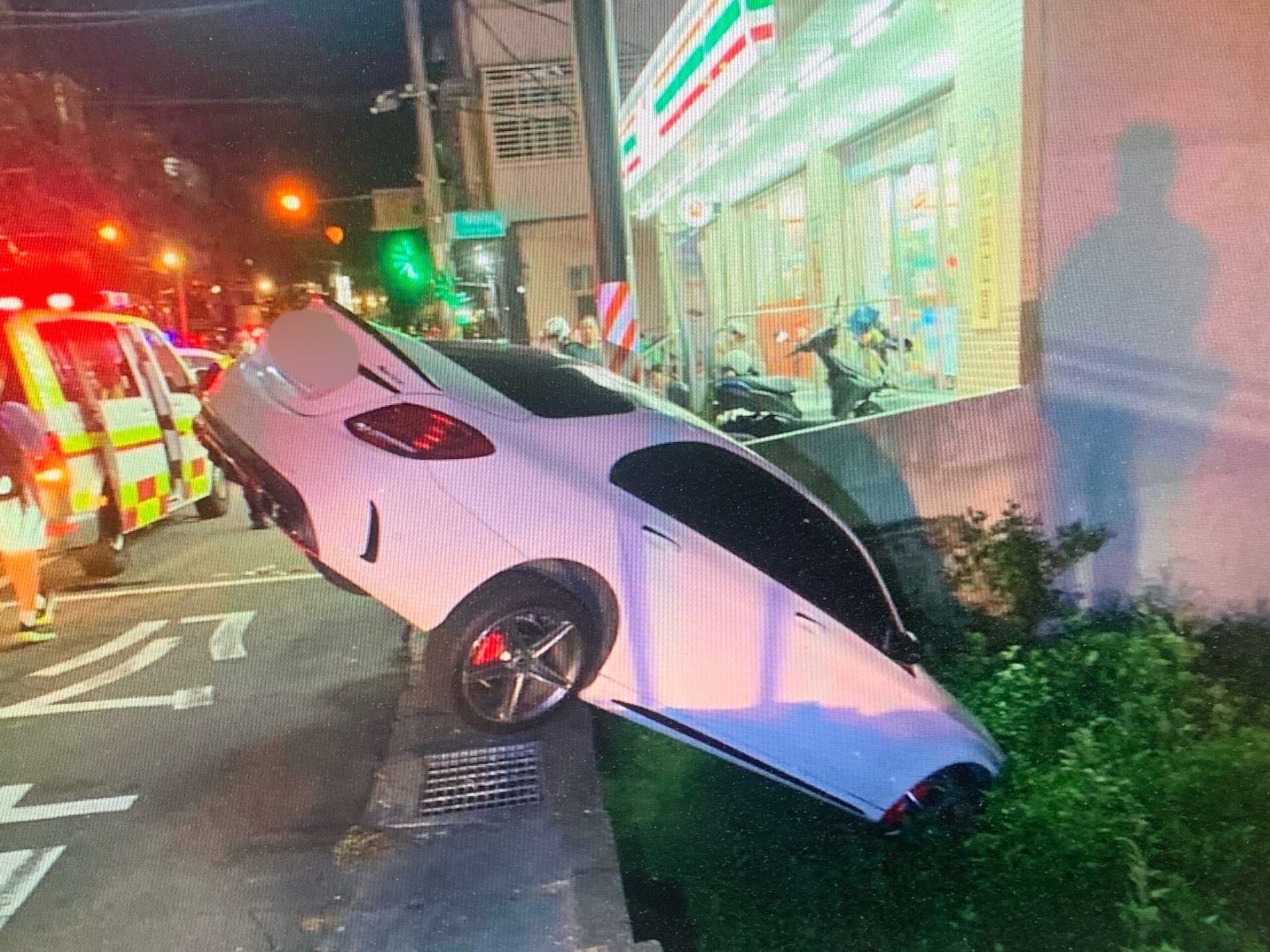 尷尬！桃園龜山汽車「斜插路邊草堆」 1男1女自行爬出車外