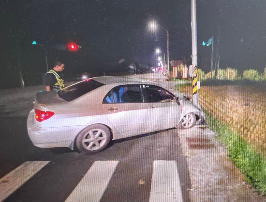 又是酒駕釀禍！中壢男酒後猛撞路燈 車頭撞爛幸無波及他人