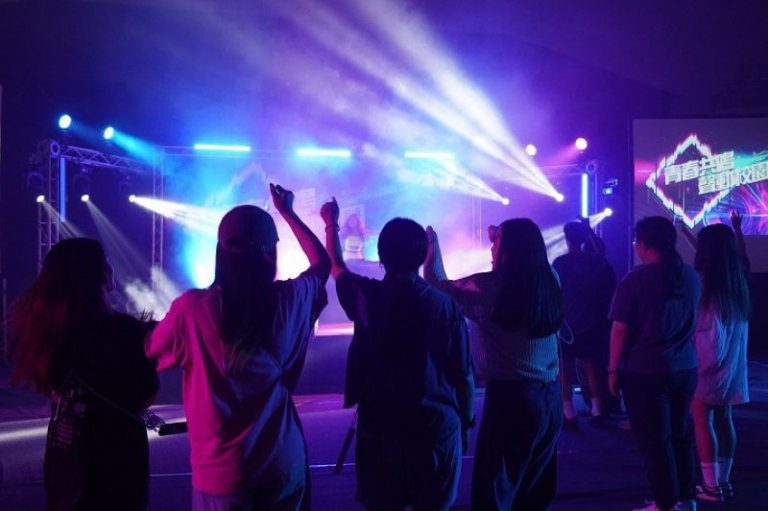 螢光派對迎新生！　校長劉維琪以成功的三要素期勉新生