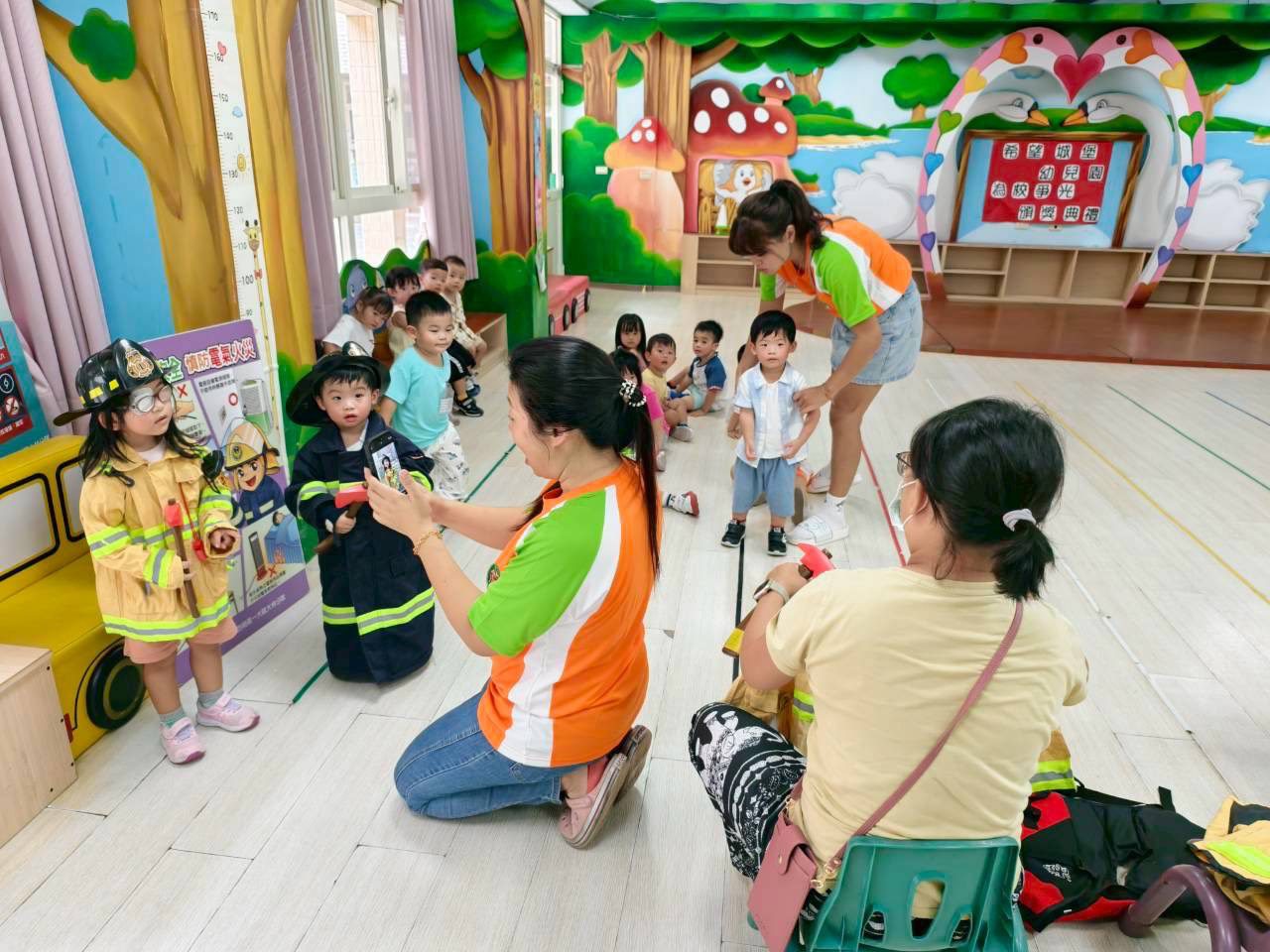 大林消防分隊入校強化安全意識 師生實作學防震保命三招