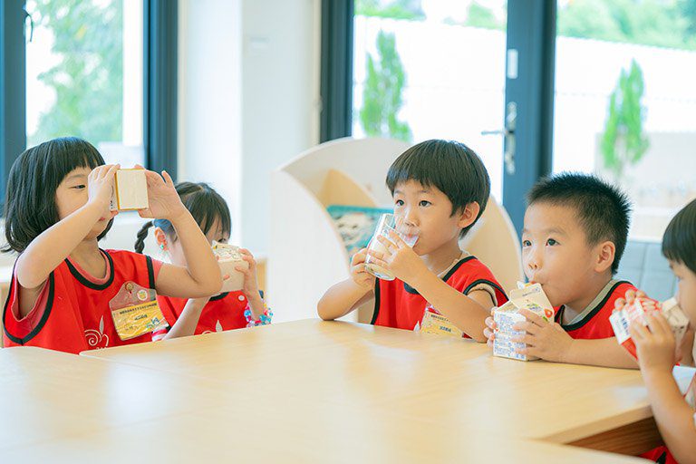 「生生喝鮮乳」暑假不中斷! 桃市府自籌財源明年2月上路守護21萬學童健康 「生生喝鮮乳」暑假不中斷! 桃市府自籌財源明年2月上路守護21萬學童健康