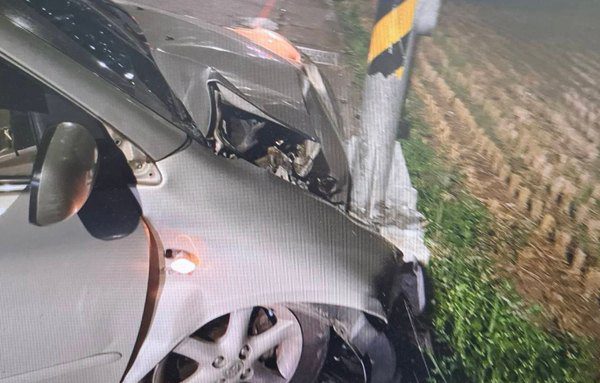 中壢區一男子酒後駕車 自撞路邊燈桿車頭全毀 中壢區一男子酒後駕車 自撞路邊燈桿車頭全毀