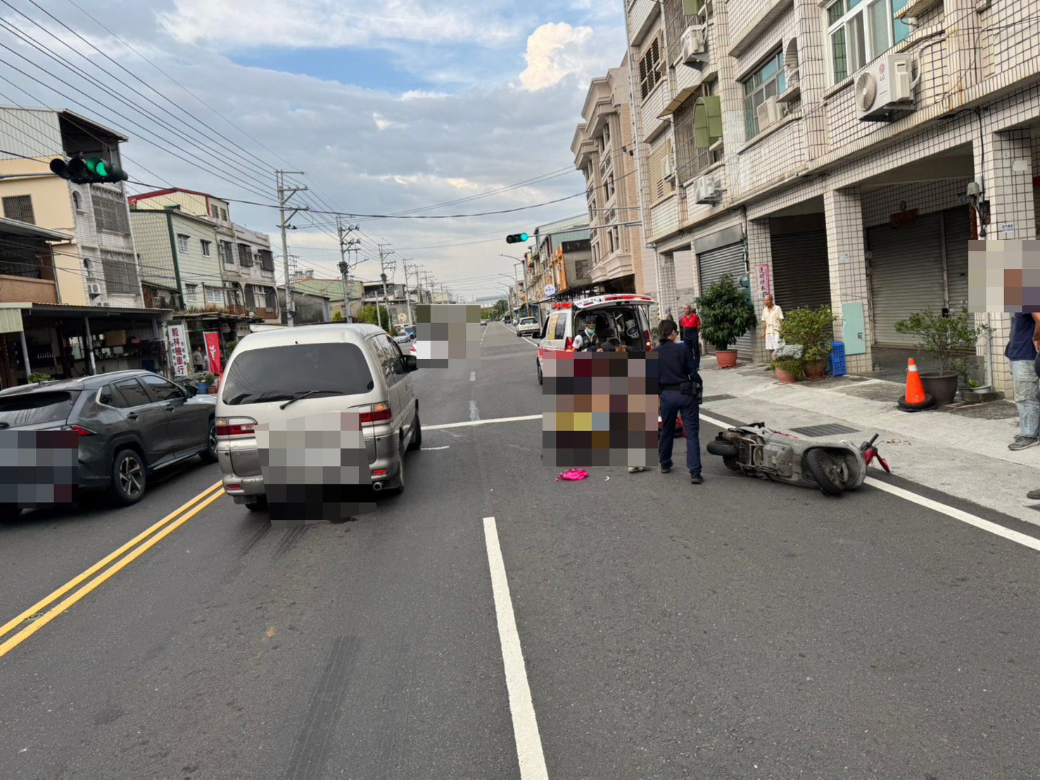 頂潭路交通事故釀1死 岡山警方迅速到場處置 頂潭路交通事故釀1死 岡山警方迅速到場處置