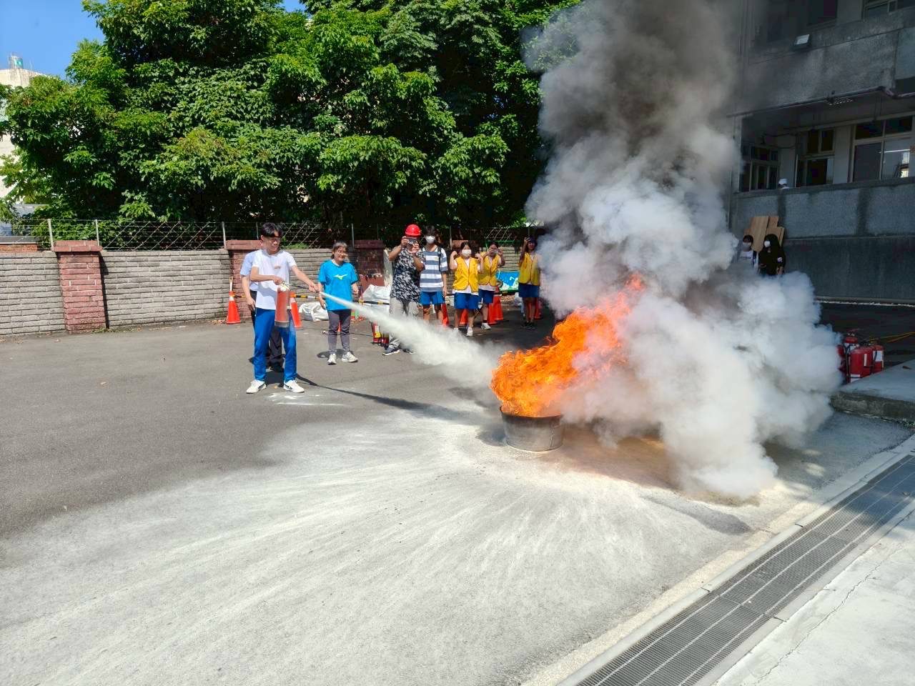 桃消中壢分隊校園防災宣導登場 學生體驗油盤滅火