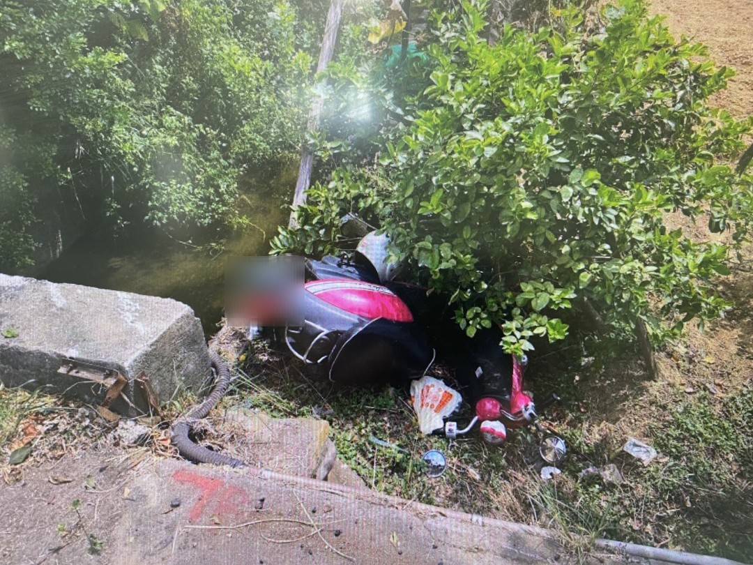 【有片】蘆竹機車離奇摔進1公尺深草叢  騎士、乘客雙雙送醫