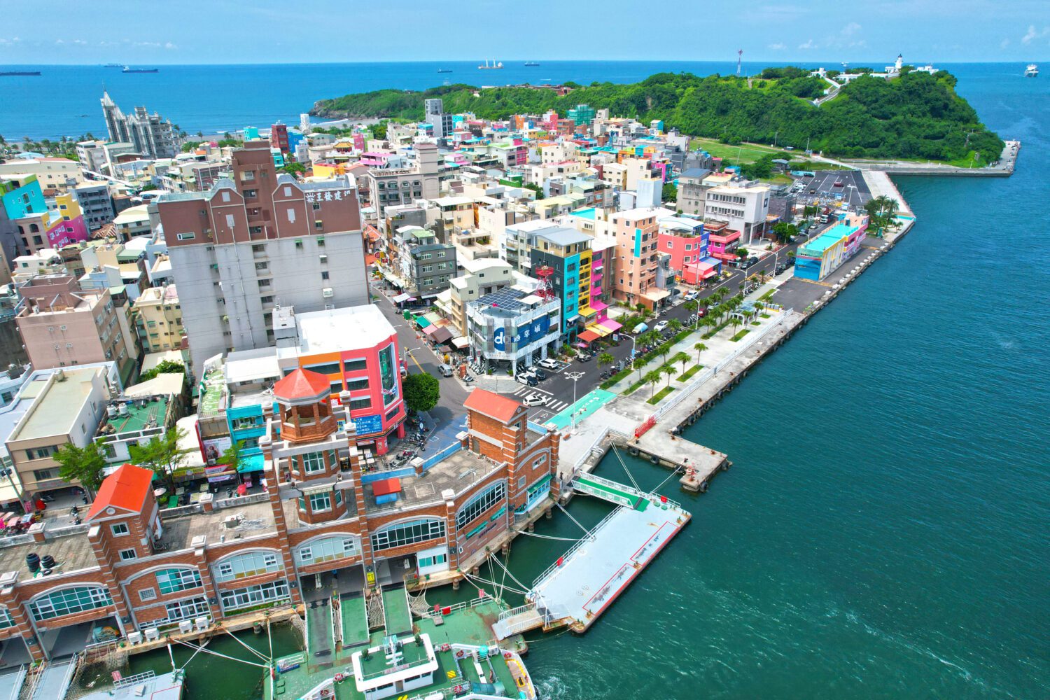 走進海風與波光 遊客暢行旗津港濱新步道