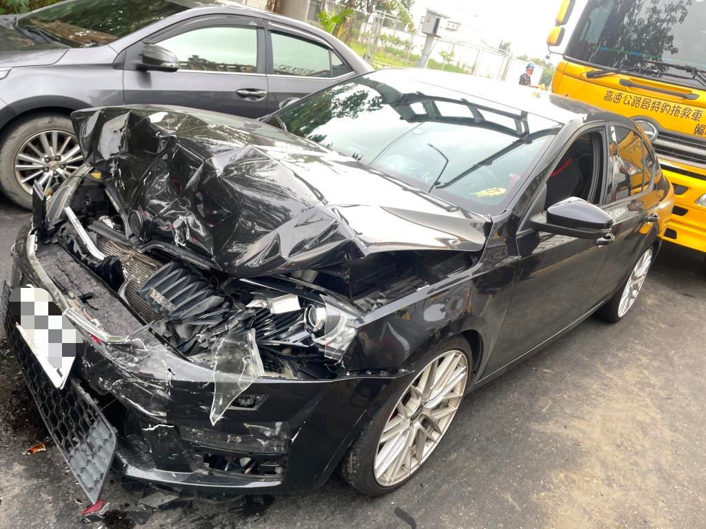 【有片】完全沒減速！桃園新屋女駕駛馬路直直撞 2車慘遭波及