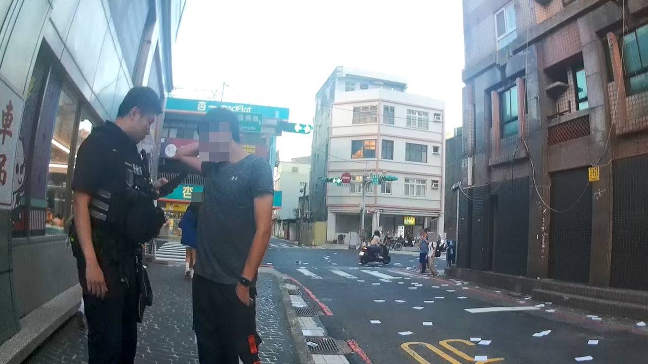 桃園黑衣男校門口狂撒傳單討債嚇壞師生 1原因恐被開罰
