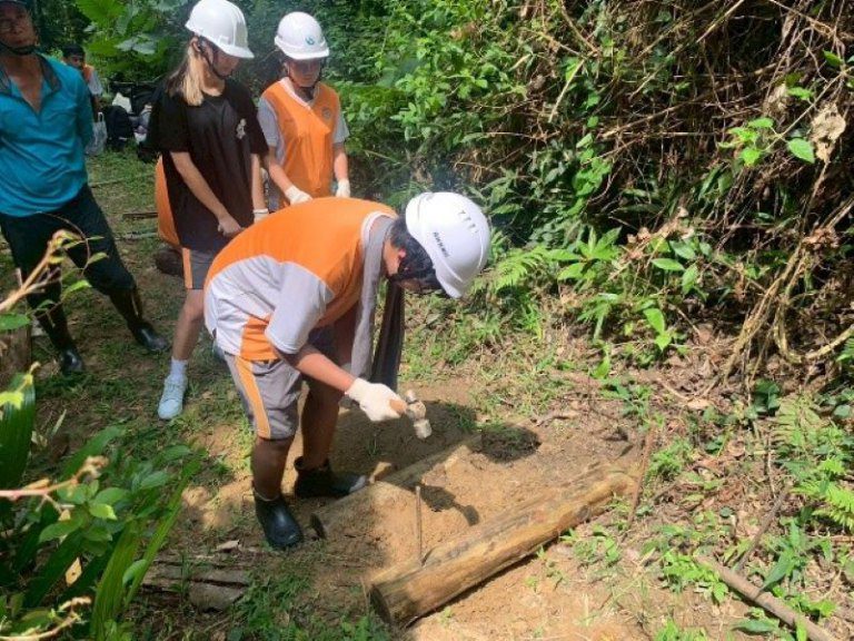林業保育署新竹分署與國立苗栗高級農工職業學校學生志工 共同修復樟之細路老官路 林業保育署新竹分署與國立苗栗高級農工職業學校學生志工 共同修復樟之細路老官路