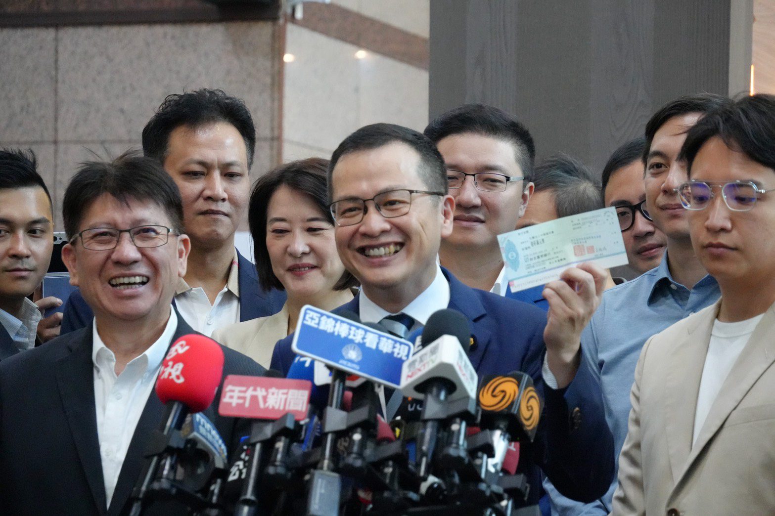 13位藍委陪同羅智強登記!刀口對外團結下架賴清德 13位藍委陪同羅智強登記!刀口對外團結下架賴清德