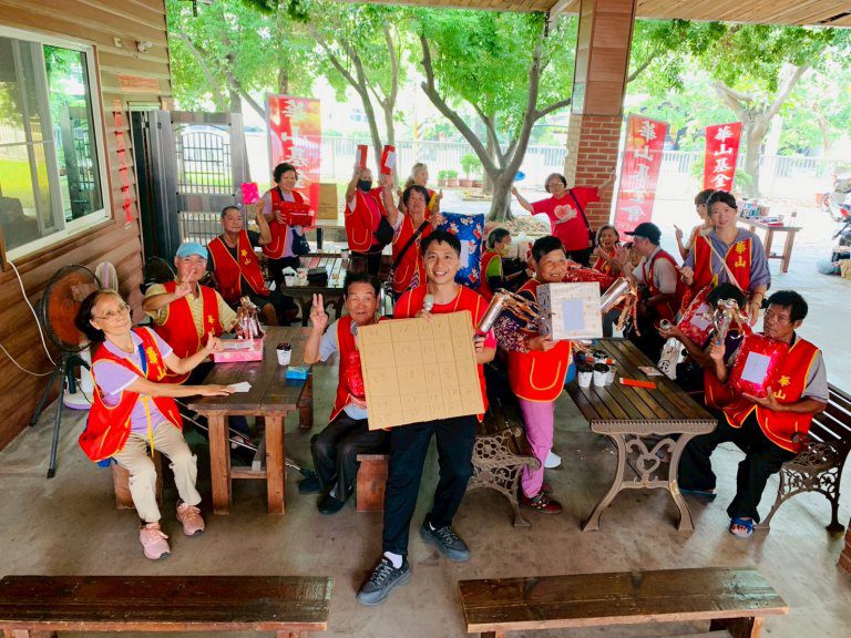 華山秀水站13週年感恩茶會　餵牛、手沖咖啡伴獨老暖心一日