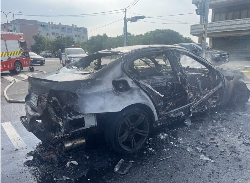 【有片】桃園新屋汽車高速衝撞分隔島翻覆 下秒成火球
