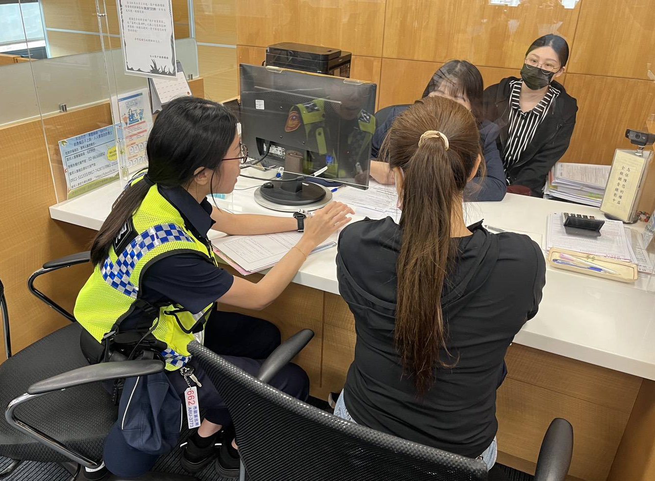 女誤入假交友真詐財陷阱 市政警讓她荷包免於失血 女誤入假交友真詐財陷阱 市政警讓她荷包免於失血