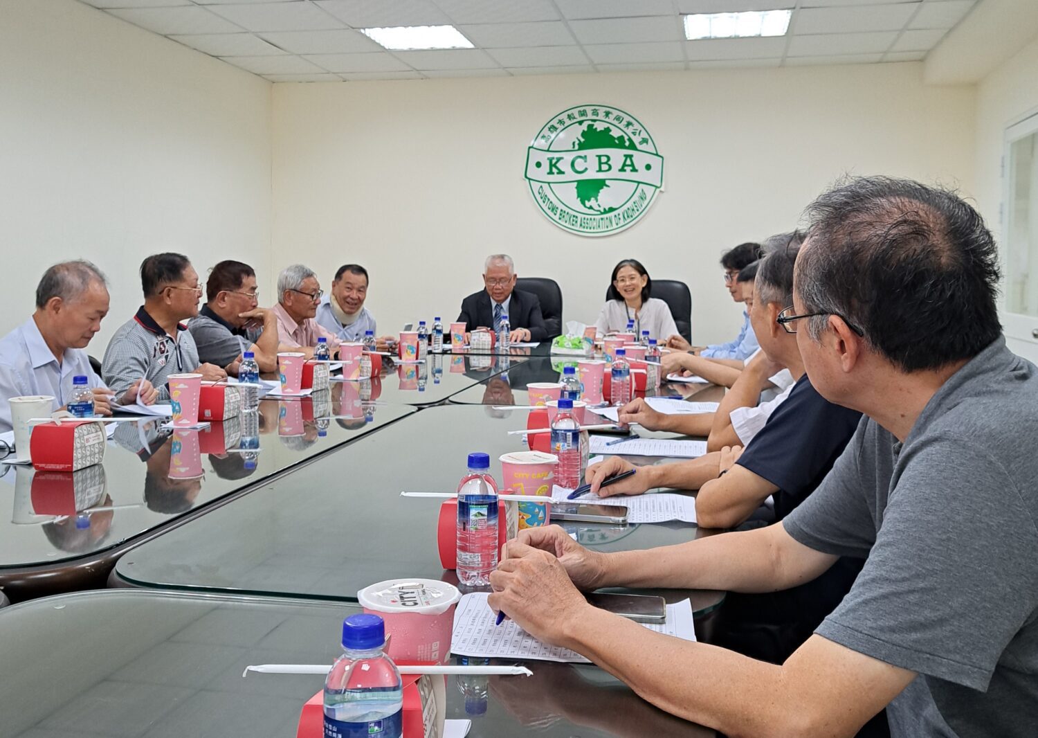 高雄關前往報關公會宣導關務法規,雙方進行業務交流 高雄關前往報關公會宣導關務法規,雙方進行業務交流