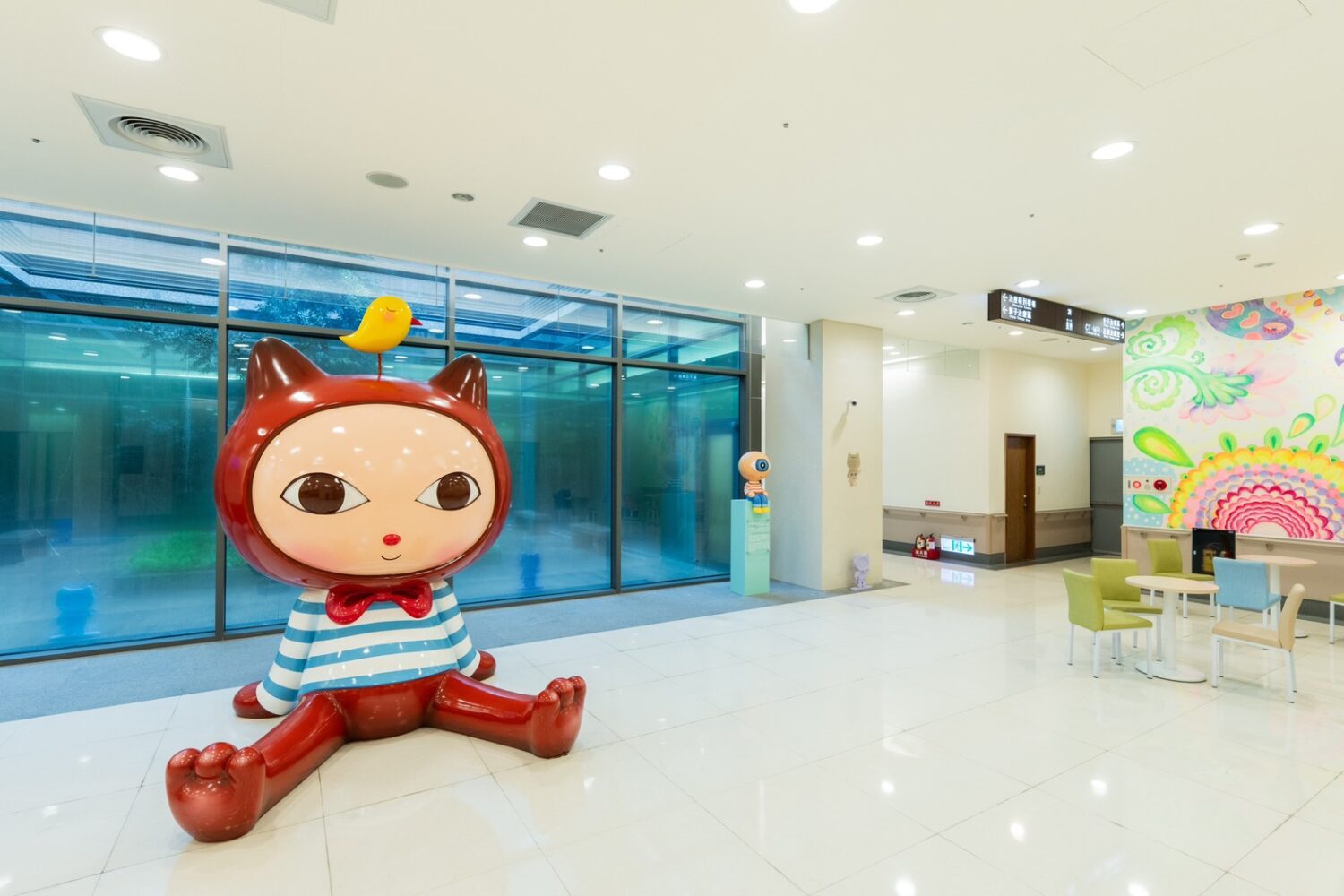 藝術，為醫療注入溫度與力量 21座希望絲帶公仔進駐高雄長庚 用藝術陪伴癌友走過抗癌路